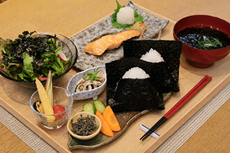 海苔を楽しむお結び御膳